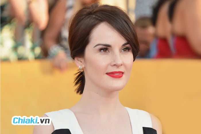 Nữ diễn viên Michelle Dockery thật nổi bật với màu son đỏ gạch này.