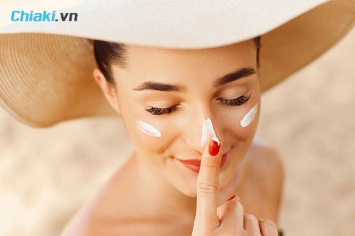 Các bước skincare sau khi peel da thoa kem chống nắng