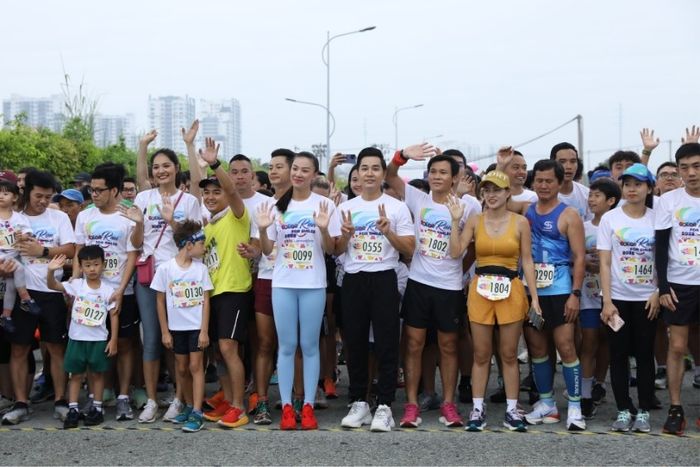 Thành viên Color Run chụp ảnh lưu niệm.