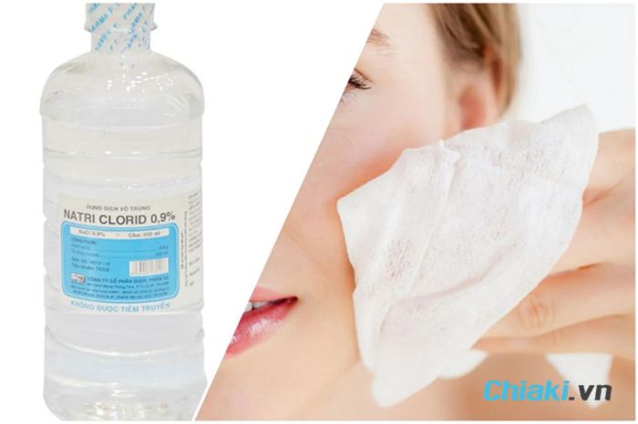 Các bước skincare sau khi peel da bao gồm rửa mặt bằng nước muối.