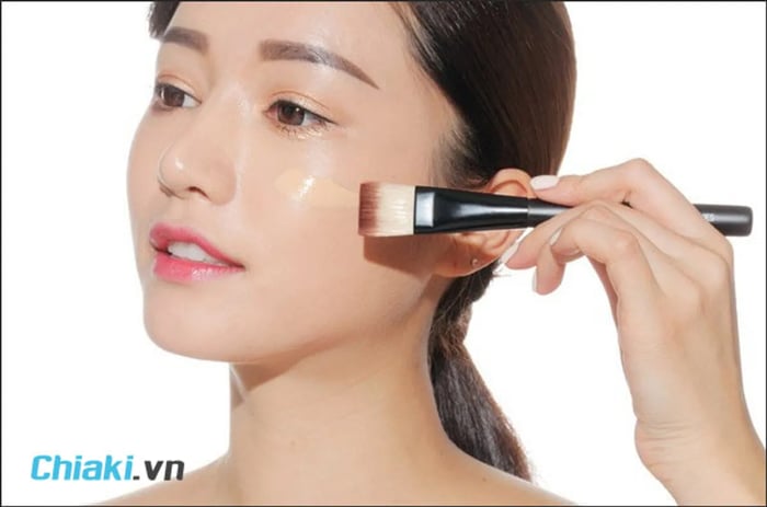 Trong quá trình trang điểm với kem chống nắng, việc sử dụng kem lót là rất quan trọng.