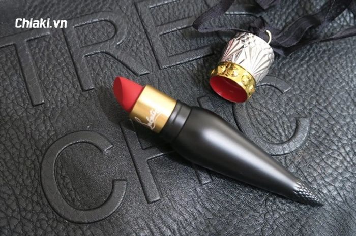 Đánh giá thỏi son Louboutin Velvet Matte Lip Colour 001M màu đỏ cổ điển