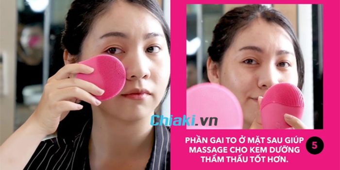 Massage da mặt với máy rửa sạch da mặt Halio