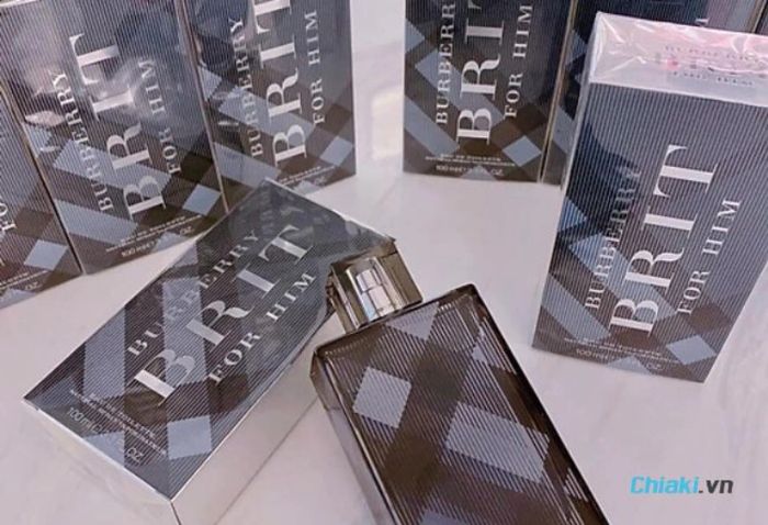 Nước hoa nam Burberry Brit Rhythm Eau De Toilette Lavender có thiết kế chai mạnh mẽ với tông đen bí ẩn