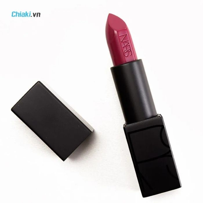 Màu son đỏ mận chín của Nars Audacious Vivien.