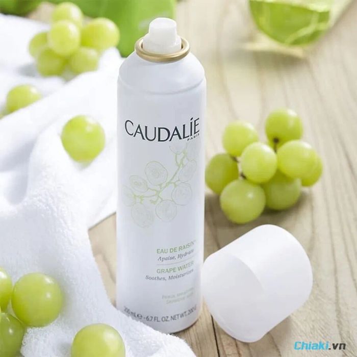 Xịt khoáng Caudalie Grape Water cung cấp độ ẩm từ nước nho