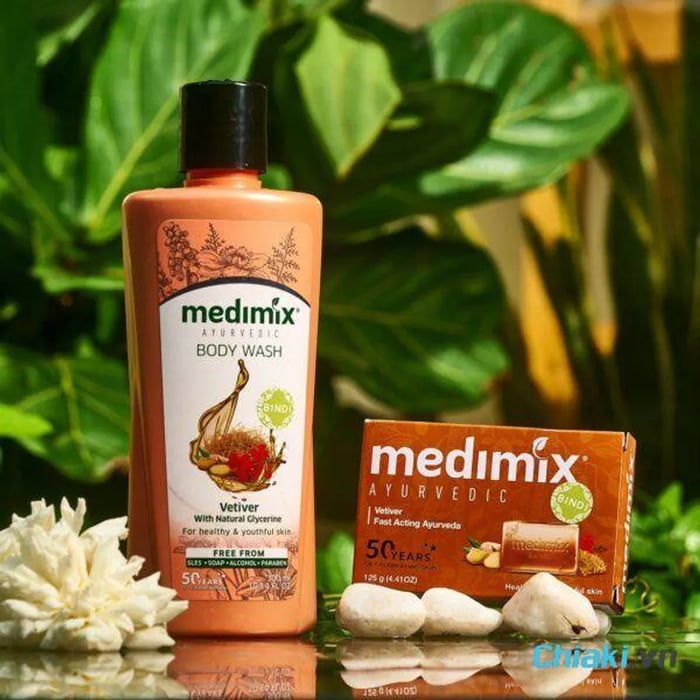 Sữa tắm trị mụn lưng Medimix Cỏ Hương Bài là lựa chọn độc đáo từ thương hiệu Medimix