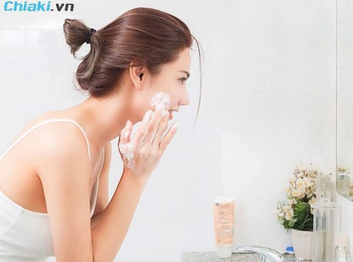 Cách chọn sữa rửa mặt cho da khô mụn