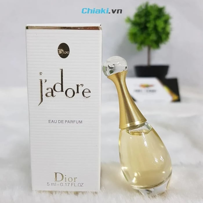 Nước hoa Pháp J’adore Dior là lựa chọn hàng đầu cho phụ nữ yêu thích nước hoa Pháp, với hương thơm lâu phai và quyến rũ. Được mở ra vào năm 1999, J’adore Dior đã trở thành biểu tượng của sự sang trọng và tinh tế.