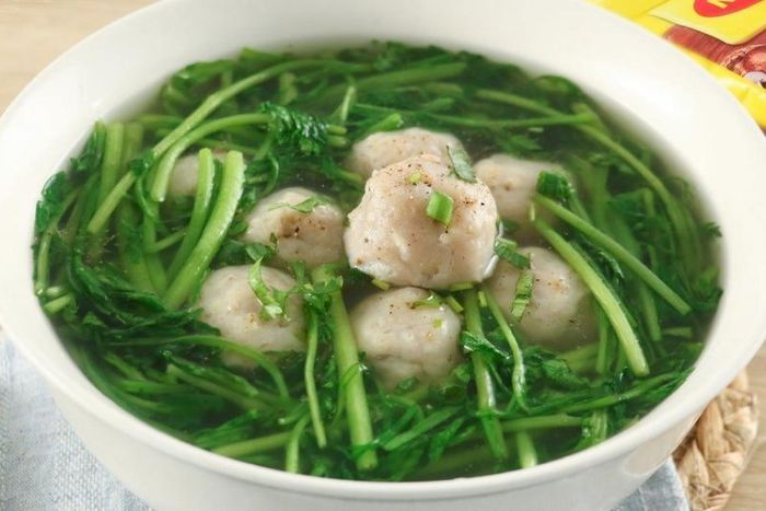 Bà bầu có thể thưởng thức rau tần ô trong món canh chả cá thác lác, một món ăn giàu dinh dưỡng