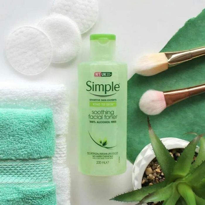 Toner không cồn Simple Sensitive Skin Expert giúp thu nhỏ lỗ chân lông