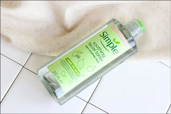 Cần có Toner Simple Kind To Skin trong quy trình skincare da mụn