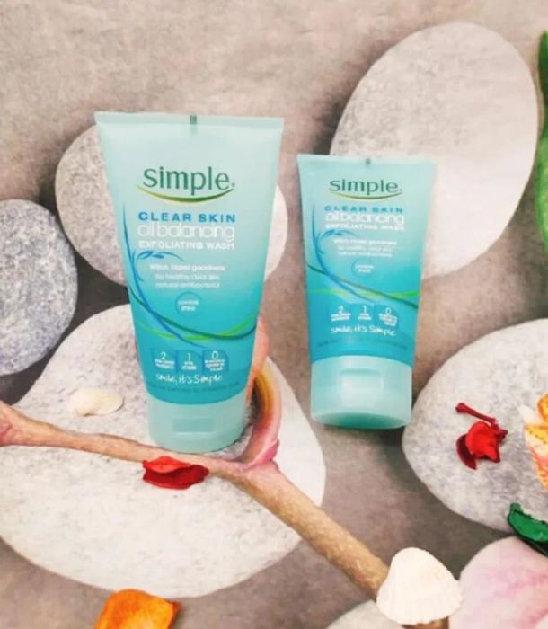 Sữa rửa mặt cho da dầu Simple Clear Skin Oil Balancing Exfoliating Wash