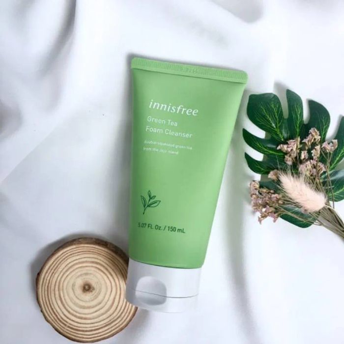 Sữa rửa mặt trị mụn và làm dịu da với trà xanh Innisfree Green Tea