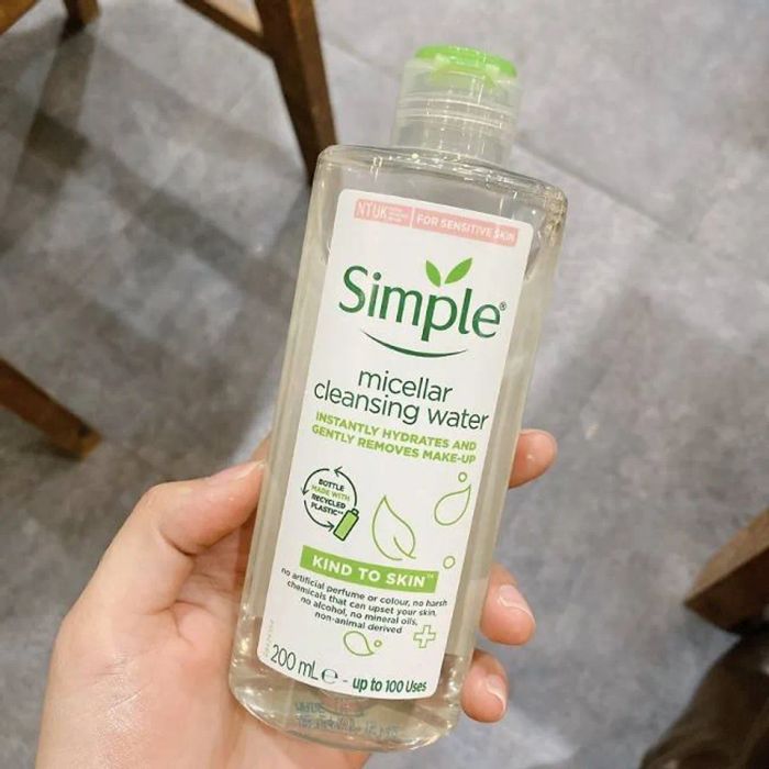 Nước tẩy trang cho da hỗn hợp thiên dầu Simple Micellar Cleansing Water Kind To Skin