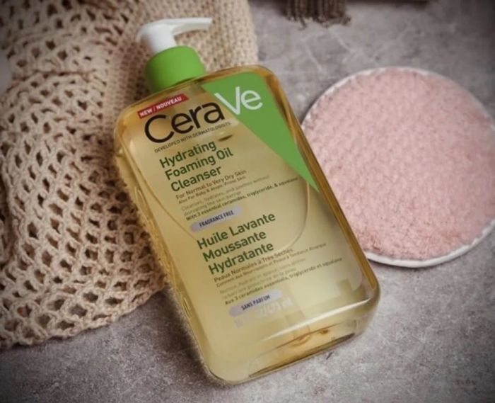 Sữa rửa mặt CeraVe Hydrating Foaming Oil Cleanser dành cho da khô
