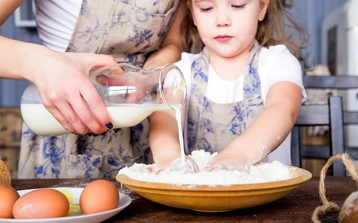 Những khoảnh khắc cả gia đình cùng nhau làm bánh sẽ mang lại niềm vui cho bé. Nguồn ảnh: Kidadl