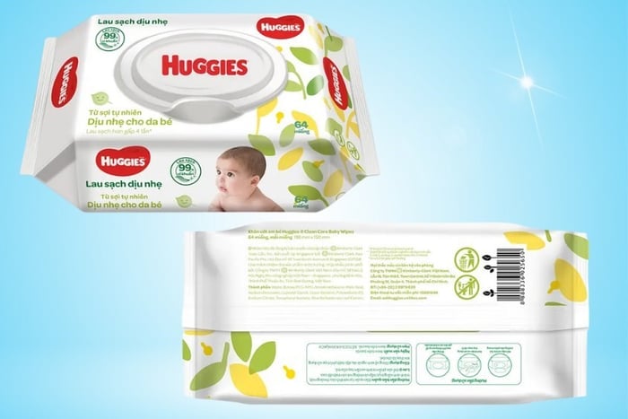 Sau khi tạo đồ chơi từ thùng sữa, bé cần lau tay sạch sẽ bằng khăn ướt em bé Huggies Gold Gentle Care