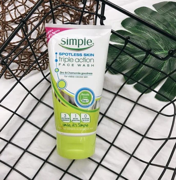 Sản phẩm rửa mặt Simple dành cho da dầu và mụn - Simple Spotless Skin Triple Action Face Wash