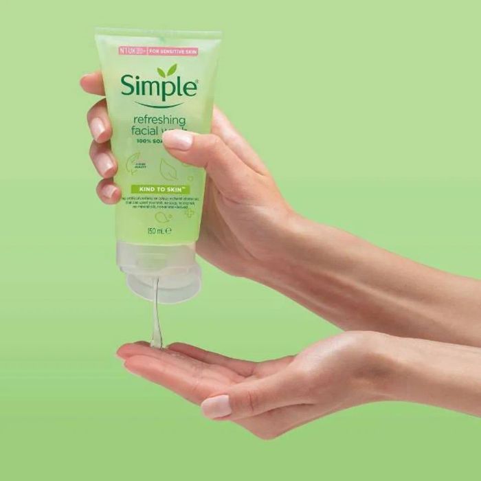 Sữa rửa mặt Simple Skin To Skin Refreshing Facial Wash Gel