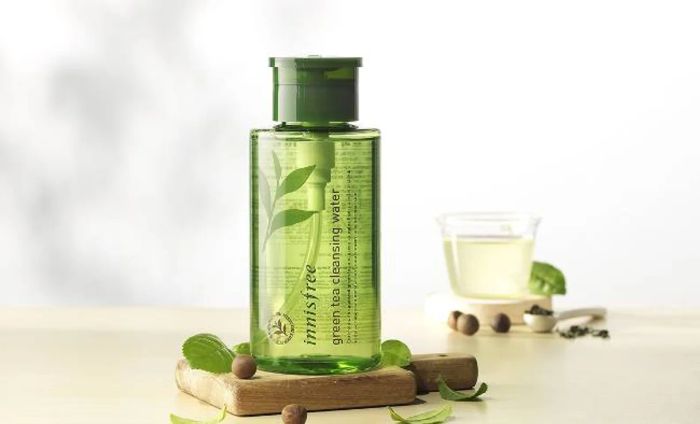 Nước tẩy trang Innisfree Green Tea Cleansing Water được chiết xuất từ trà xanh