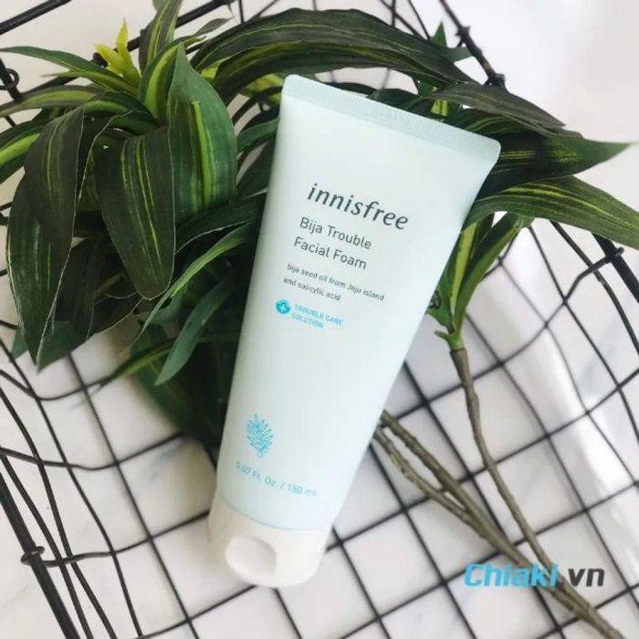 Sữa rửa mặt trị mụn đầu đen Innisfree