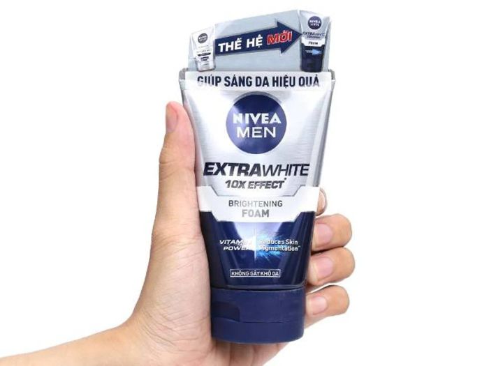 Sữa rửa mặt trắng da cho nam Nivea Men Extra White của Đức