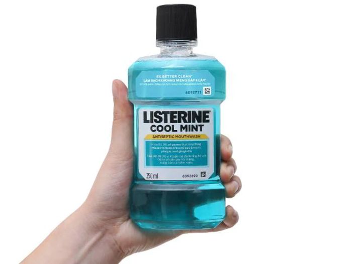 Dung dịch súc miệng Listerine Cool Mint giúp hơi thở thơm mát