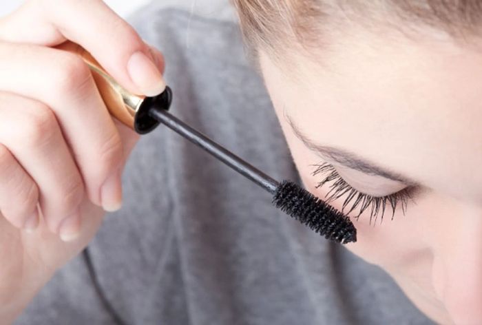 Các bước trang điểm - Bước 8 - Sơn mascara