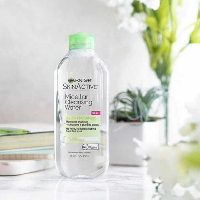 Nước tẩy trang Garnier Micellar Cleansing Water dành cho da hỗn hợp thiên dầu