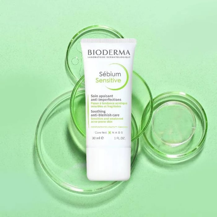 Kem dưỡng Bioderma Sebium Pore Refiner giúp se khít lỗ chân lông.