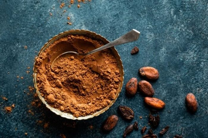 Mặt nạ dưỡng ẩm và làm trắng da từ bột cacao là một phương pháp hiệu quả để mang lại làn da sáng mịn.