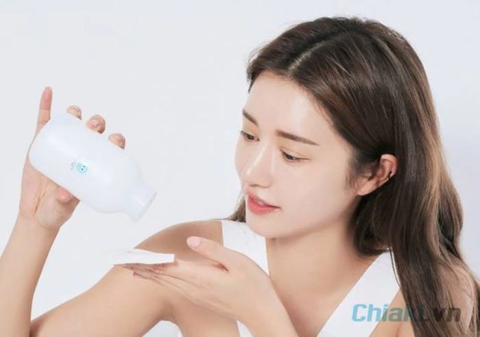 Thực hiện sử dụng nước hoa hồng sau khi rửa mặt