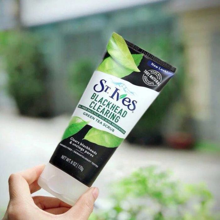 Sản phẩm sữa rửa mặt trị mụn đầu đen St.Ives Blackhead Clearing Green Tea