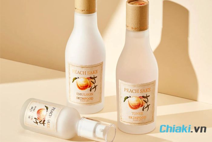 Nước hoa hồng Hàn Quốc Skin Food Peach Sake dành cho da trưởng thành.