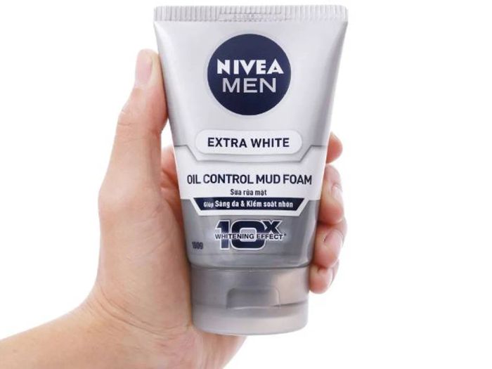 Sữa rửa mặt cho da dầu mụn Nivea Extra White Oil Control Mud Foam