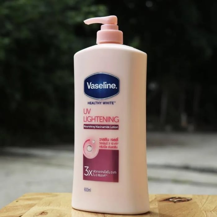 Sữa dưỡng thể Vaseline Healthy White UV Lightening giúp làn da sáng màu