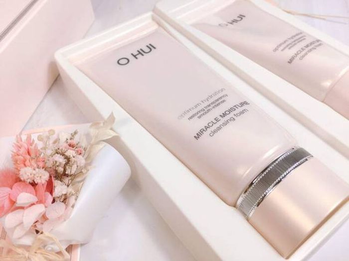 Sữa rửa mặt trắng da Ohui Miracle Moisture Cleansing Foam