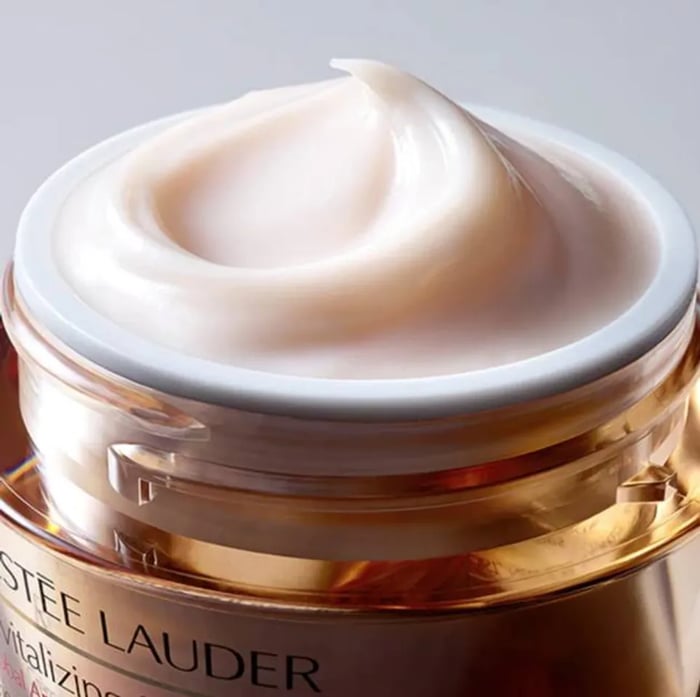 Kem dưỡng ẩm se khít lỗ chân lông Estee Lauder mỏng nhẹ, không gây bết dính trên da