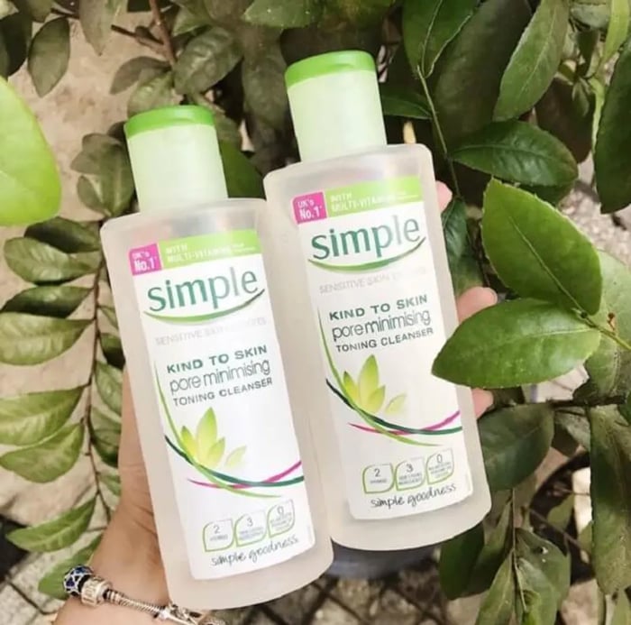 Sữa rửa mặt làm sạch và thu nhỏ lỗ chân lông Simple Kind To Skin Pore Minimising Toning Cleanser