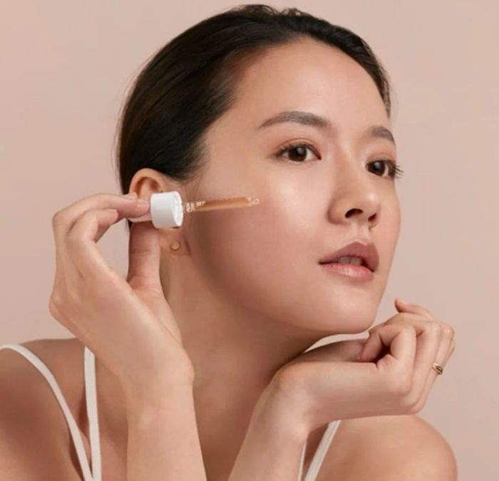 Hướng dẫn sử dụng serum dưỡng ẩm cho da khô