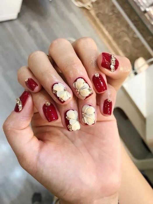 Mẫu nail đẹp đính đá cho dịp Tết