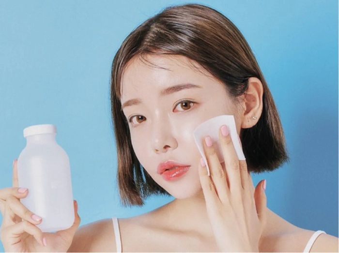 Làm sạch da mặt trước khi đắp mặt nạ giấy