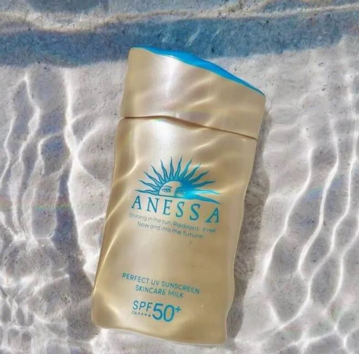 Kem chống nắng Anessa Perfect UV Sunscreen Skincare Milk dành cho da dầu mụn