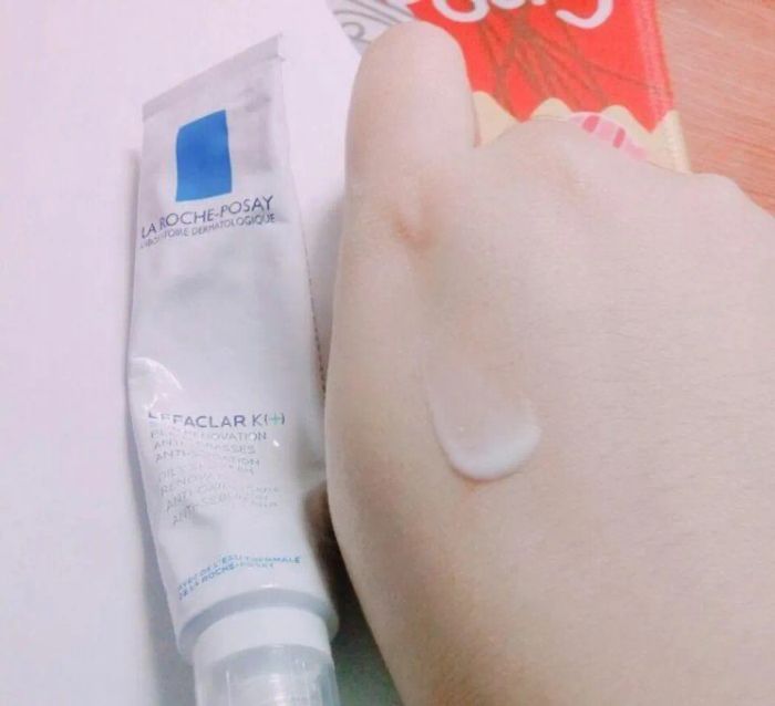 kết cấu của kem trị mụn đầu đen La Roche Posay Effaclar K