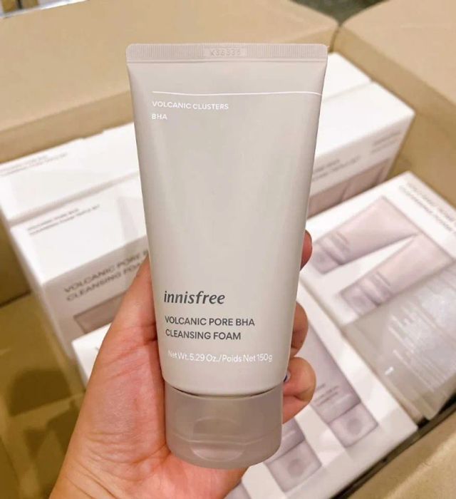 Sản phẩm rửa mặt dành cho da dầu và lỗ chân lông to Innisfree Tro Núi Lửa