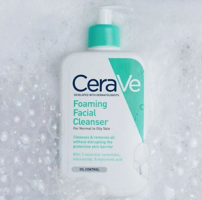 Sữa rửa mặt cho da dầu và lỗ chân lông to từ CeraVe