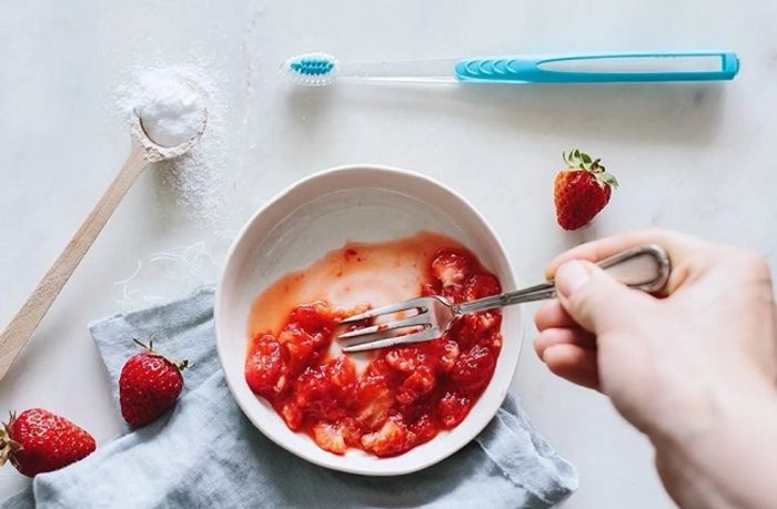 Cách làm trắng răng bằng dâu tây, muối và baking soda