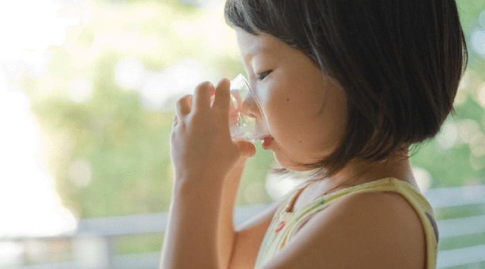 ba mẹ nên cho bé uống oresol hàng ngày có tốt không