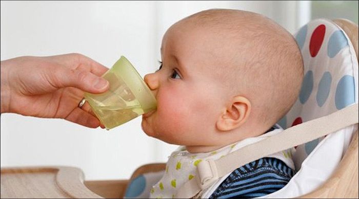 trẻ mới sinh uống oresol hàng ngày có tốt không